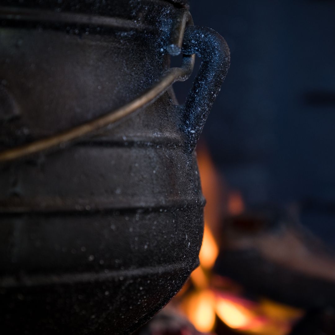 Lifespace No2 Cast Iron African Potjie Cooking Pot / Cauldron with Legs (6.3 Quart)